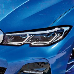 BMW 3-serie Sedan med BMW laserlys. Nærbilde av høyre hovedlykt med BMW laserlys sett fra siden.
