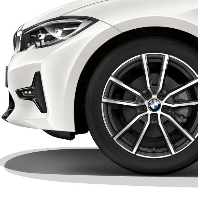 Lettmetallfelg på BMW 3-serie Sedan som Modell Sport Line. Nærbilde av lettmetallfelg på BMW 3-serie Sedan med Modell Sport Line utstyr.
