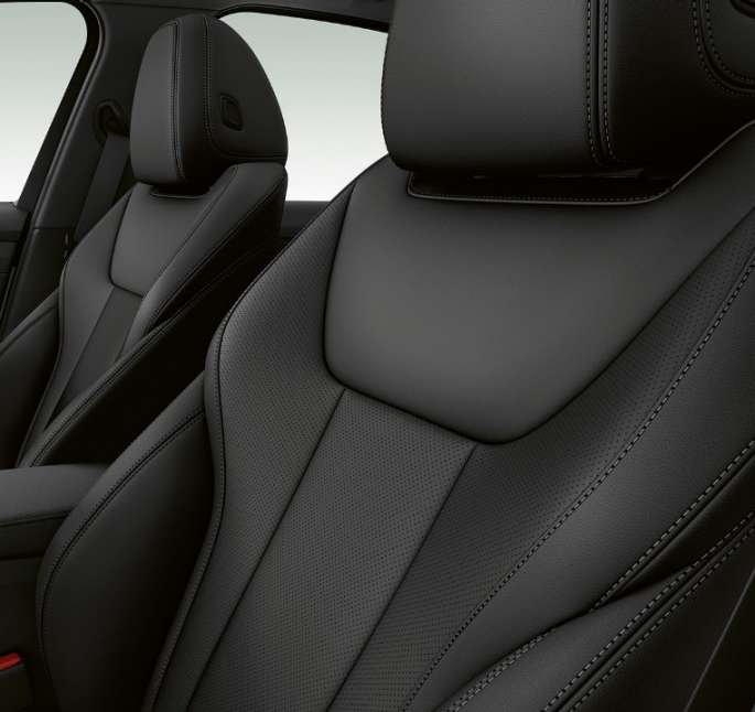 Forseter i BMW 3-serie Sedan som Modell Sport Line. Nærbilde av forsetene i BMW 3-serie Sedan med Modell Sport Line utstyr sett fra siden.