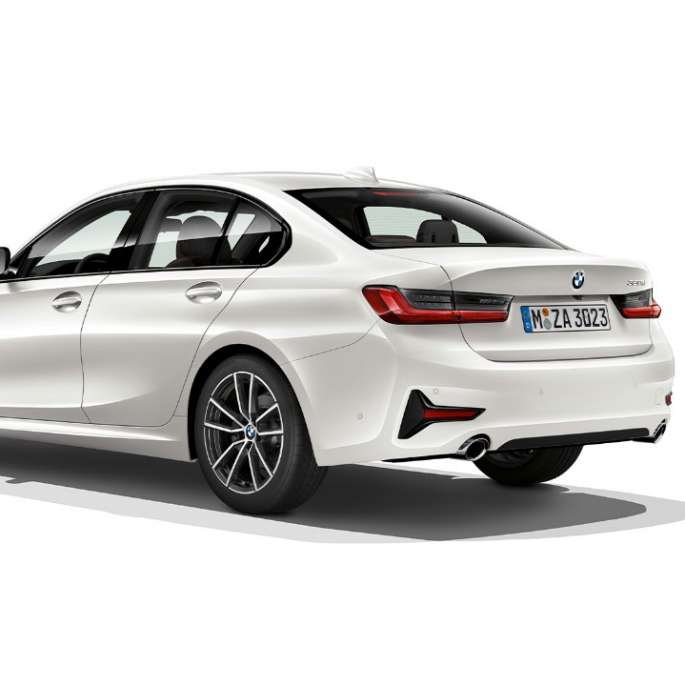 Hekken på BMW 3-serie Sedan som Modell Sport Line. BMW 3-serie Sedan med Modell Sport Line utstyr sett skrått bakfra.