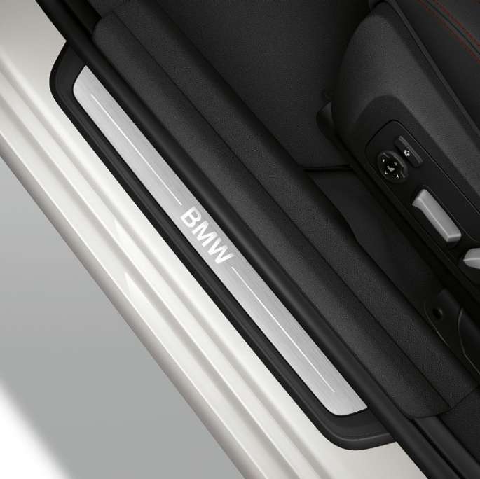 Innstigningslist på BMW 3-serie Sedan som Modell Sport Line. BMW 3-serie Sedan med Modell Sport Line innstigningslist sett ovenfra.