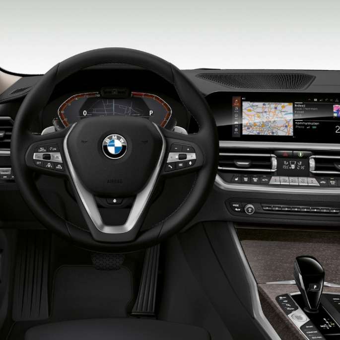 Førerplassen i BMW 3-serie Sedan som Modell Luxury Line. Nærbilde av førerplassen i BMW 3-serie Sedan med Modell Luxury Line utstyr.