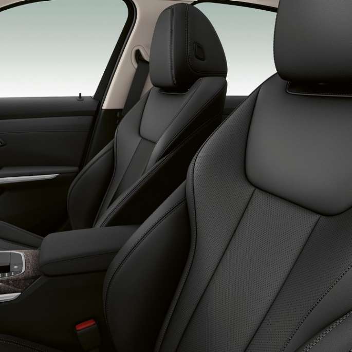 Forseter i BMW 3-serie Sedan som Modell Luxury Line. Nærbilde av forsetene i BMW 3-serie Sedan med Modell Luxury Line utstyr sett fra siden.