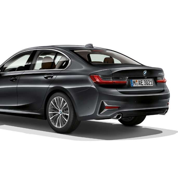 Hekken på BMW 3-serie Sedan som Modell Luxury Line. BMW 3-serie Sedan med Modell Luxury Line utstyr sett skrått bakfra.