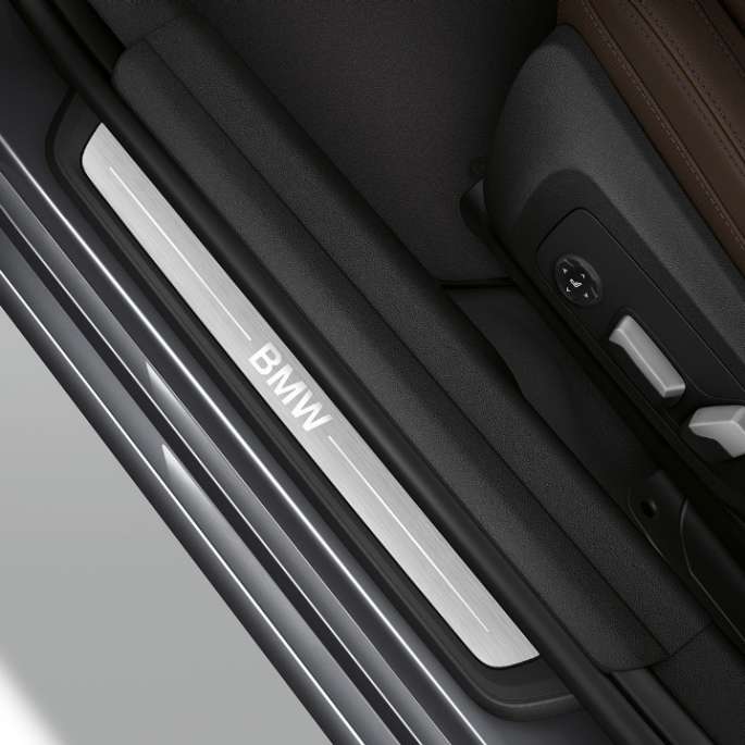 Innstigningslist på BMW 3-serie Sedan som Modell Luxury Line. BMW 3-serie Sedan med Modell Luxury Line innstigningslist sett ovenfra.