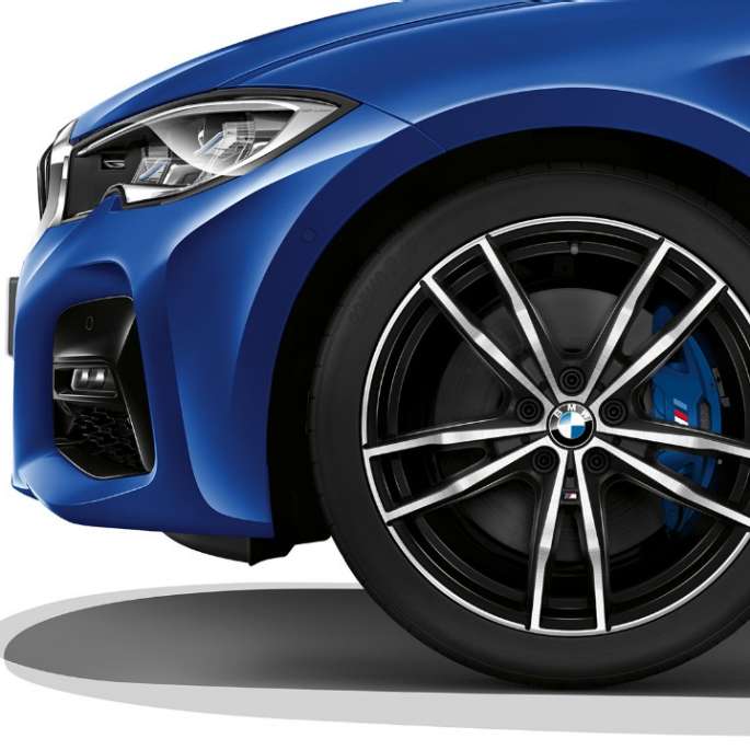 Lettmetallfelg på BMW 3-serie Sedan som Modell M Sport. Nærbilde av lettmetallfelg på BMW 3-serie Sedan med Modell M Sport utstyr.