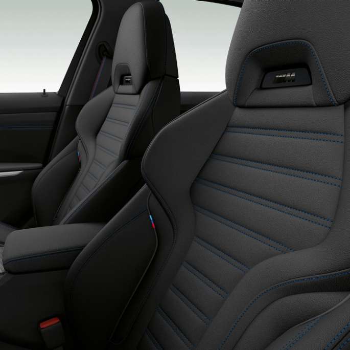 Forseter i BMW 3-serie Sedan som Modell M Sport. Nærbilde av forsetene i BMW 3-serie Sedan med Modell M Sport utstyr sett fra siden.