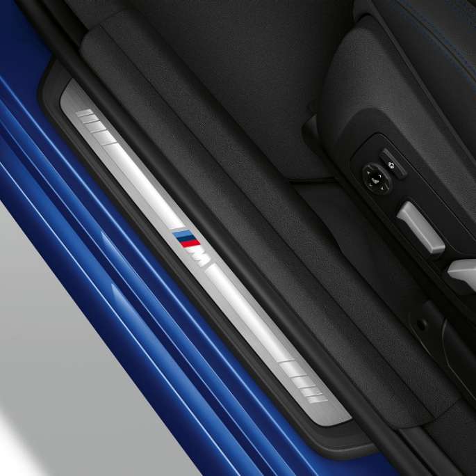 Innstigningslist på BMW 3-serie Sedan som Modell M Sport. BMW 3-serie Sedan med Modell M Sport innstigningslist sett ovenfra.