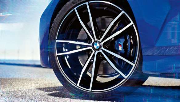 BMW 3-serie Sedan med M sportsbremser. Nærbilde av hjul på BMW 3-serie Sedan med M sportsbremser.