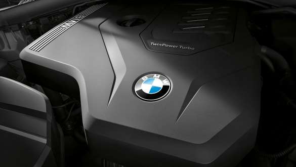 BMW 3-serie Sedan med 4-sylindret BMW TwinPower Turbo bensinmotor. Nærbilde av 4-sylindret BMW TwinPower Turbo bensinmotor i BMW 3-serie Sedan.