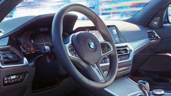 BMW 3-serie Sedan med variabel sportsstyring. Nærbilde av førerplassen i BMW 3-serie Sedan med ratt med variabel sportsstyring sett fra siden.