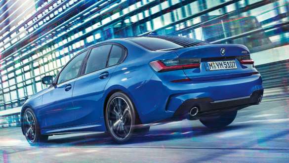 BMW 3-serie Sedan med adaptivt M sportsunderstell. BMW 3-serie Sedan med adaptivt M sportsunderstell i fart, sett skrått bakfra.