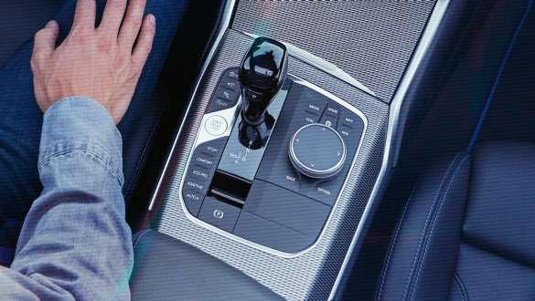 BMW 3-serie Sedan med sports-automatgirkasse. Nærbilde av midtkonsollen i BMW 3-serie Sedan med velgerspakkule og sports-automatgirkasse sett ovenfra.
