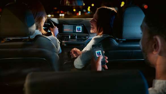 BMW 3-serie Sedan med Connected Command. Nærbilde av skjermene på førerplassen i BMW 3-serie Sedan med Connected Command.