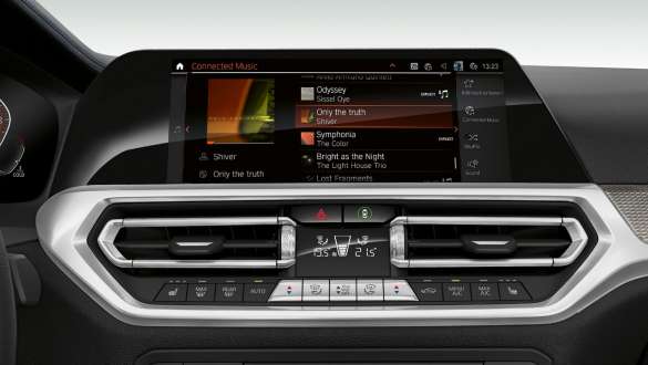 BMW 3-serie Sedan med Connected Music. Nærbilde av skjermene på førerplassen i BMW 3-serie Sedan med Connected Music.