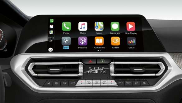 BMW 3-serie Sedan med forberedelse for Apple CarPlay®. Nærbilde av skjermene på førerplassen i BMW 3-serie Sedan med forberedelse for Apple CarPlay®.
