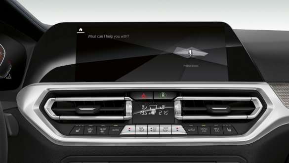 BMW 3-serie Sedan med BMW intelligent personlig assistent. Nærbilde av skjermene på førerplassen i BMW 3-serie Sedan med BMW intelligent personlig assistent sett forfra.