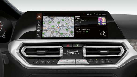 BMW 3-serie Sedan med BMW operativsystem 7.0. Nærbilde av skjermene på førerplassen i BMW 3-serie Sedan med BMW operativsystem 7.0 sett forfra.