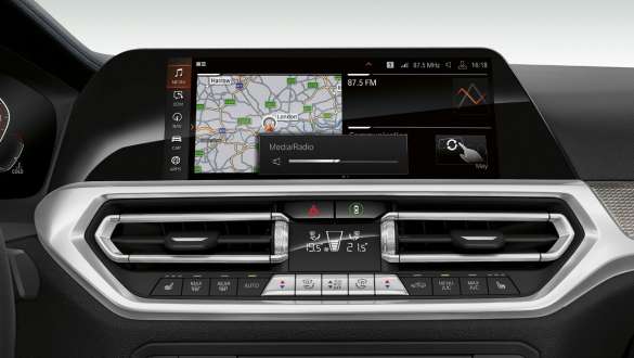 BMW 3-serie Sedan med BMW Gesture Control. Nærbilde av skjermene på førerplassen i BMW 3-serie Sedan med BMW Gesture Control.