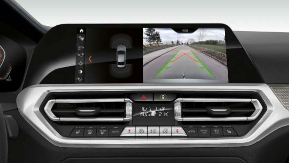 BMW 3-serie Sedan med parkeringsassistent Plus. Nærbilde av skjermene på førerplassen i BMW 3-serie Sedan med parkeringsassistent Plus.