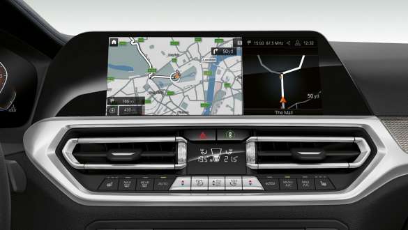 BMW 3-serie Sedan med BMW Live Cockpit Professional. Nærbilde av skjermene på førerplassen i BMW 3-serie Sedan med BMW Live Cockpit Professional sett forfra.