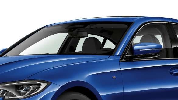 BMW 3-serie Sedan med lydisolerende BMW glass. Frontrute og sidevindu på førersiden av BMW 3-serie Sedan med lydisolerende BMW glass sett skrått fra siden.