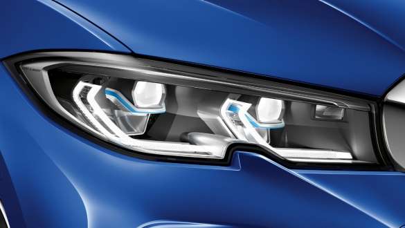 BMW 3-serie Sedan (G20) med BMW laserlys. BMW 3-serie Sedan (G20) med BMW laserlys. Nærbilde av venstre hovedlykt med BMW laserlys sett fra siden.
