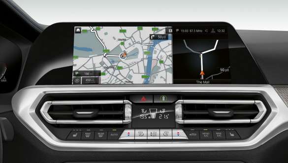 BMW 3-serie Sedan (G20), BMW Live Cockpit Professional. Nærbilde av skjermene på førerplassen i BMW 3-serie Sedan (G20) med BMW Live Cockpit Professional sett forfra.