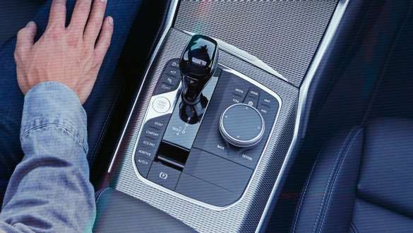 BMW 3-serie Sedan (G20), Steptronic Sport-girkasse. Nærbilde av midtkonsollen i BMW 3-serie Sedan (G20) med velgerspakkule og sports-automatgirkasse sett ovenfra.