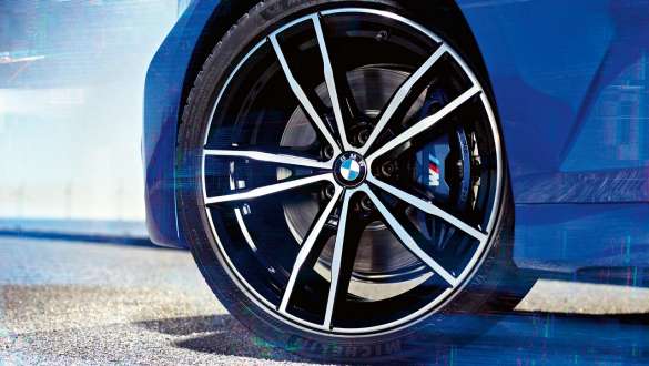 BMW 3-serie Sedan (G20), M sportsbremse. Nærbilde av hjul på BMW 3-serie Sedan (G20) med M sportsbremser.