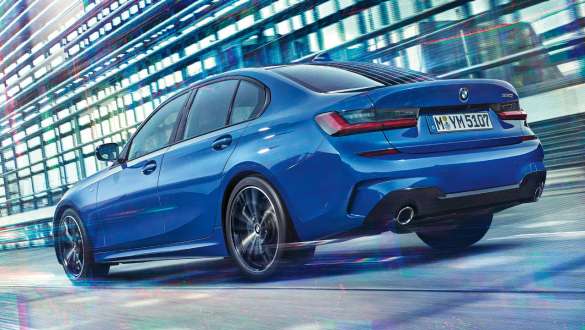 BMW 3-serie Sedan (G20), adaptivt M sportsunderstell. BMW 3-serie Sedan (G20) med adaptivt M sportsunderstell i fart, sett skrått bakfra.