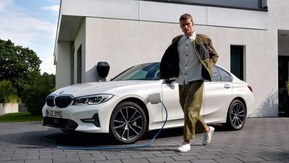 Plug-in-hybrid BMW 3-serie Sedan 2021 G20 sett på skrå forfra ladende Plug-in-hybrid BMW 3-serie Sedan 2021 G20 sett på skrå forfra ladende med modell
