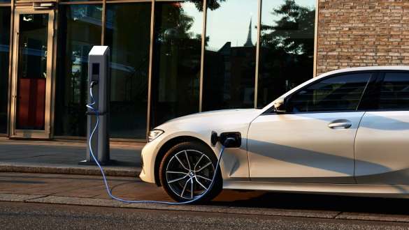 Plug-in-hybrid BMW 3-serie Sedan 2021 G20 sidevisning Plug-in-hybrid BMW 3-serie Sedan 2021 G20 sidevisning ved ladestasjon