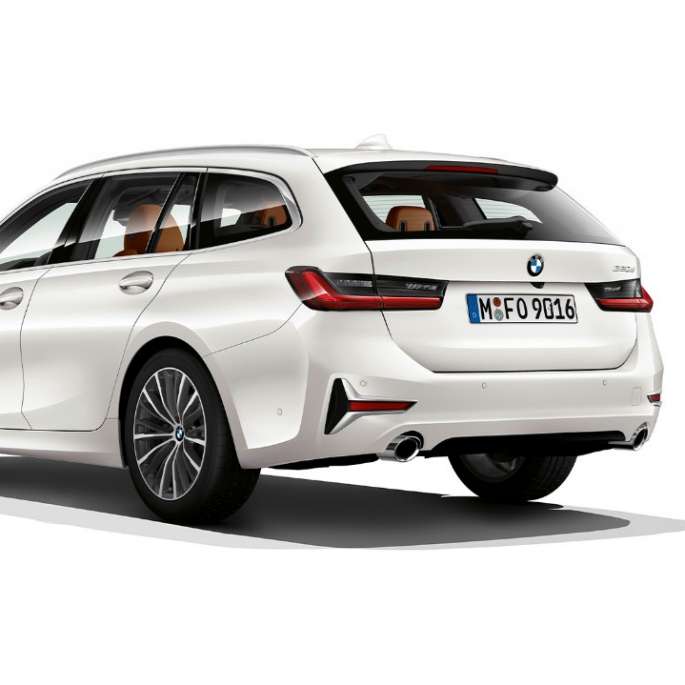 Modell Luxury Line sett på skrått bakfra BMW 3-serie Touring, modell Luxury Line sett på skrått bakfra