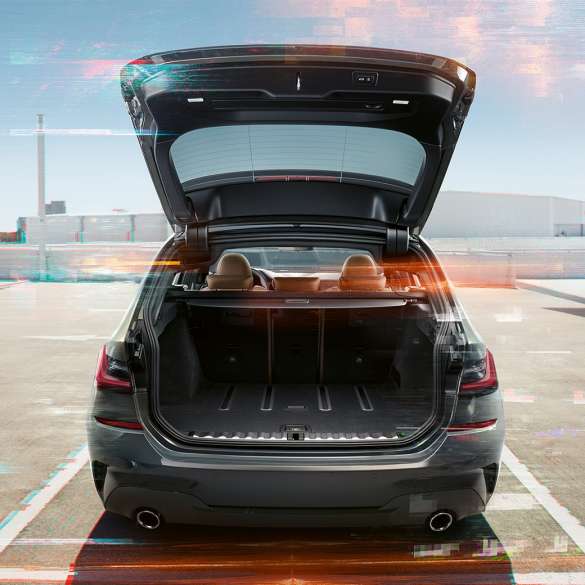 BMW 3-serie Touring, bilde av hekken BMW 3-serie Touring, bilde av hekken med åpnet bakluke på parkeringsplass i urbane omgivelser