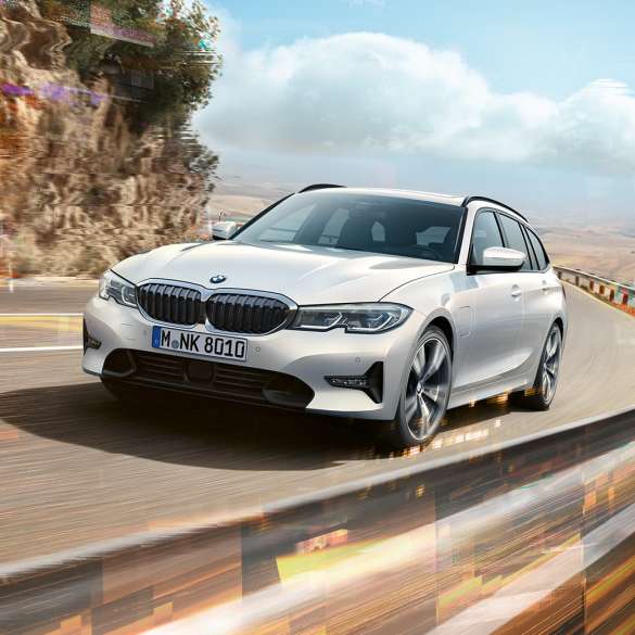 BMW 3-serie Touring, BMW 330e plug-in-hybrid BMW 3-serie Touring, BMW 330e plug-in-hybrid på vei over en bro