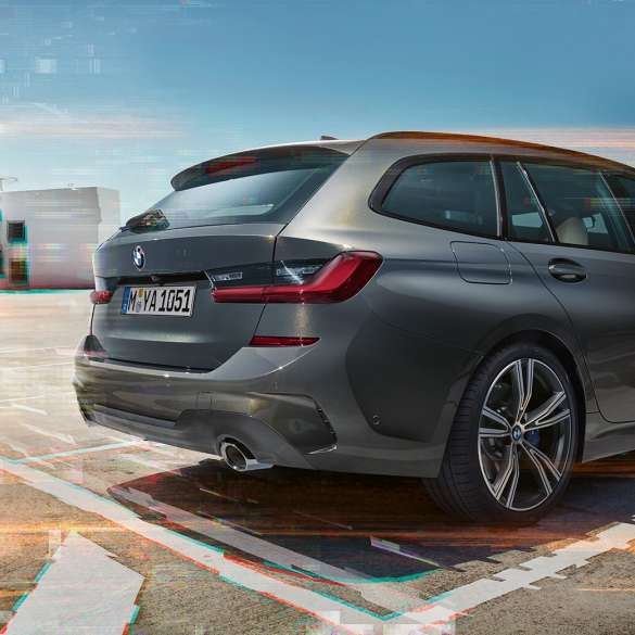 BMW 3-serie Touring, sett på skrått bakfra på parkeringsplass BMW 3-serie Touring, sett på skrått bakfra på parkeringsplass i urbane omgivelser