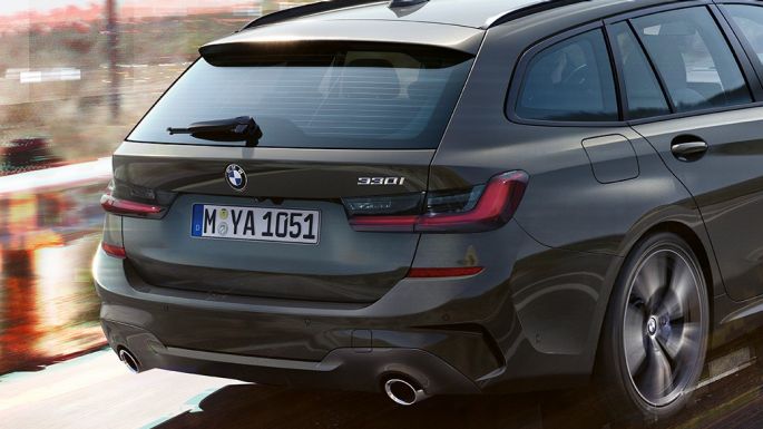BMW 3-serie Touring, sett på skrått bakfra BMW 3-serie Touring, sett på skrått bakfra på vei over bro i landlige omgivelser