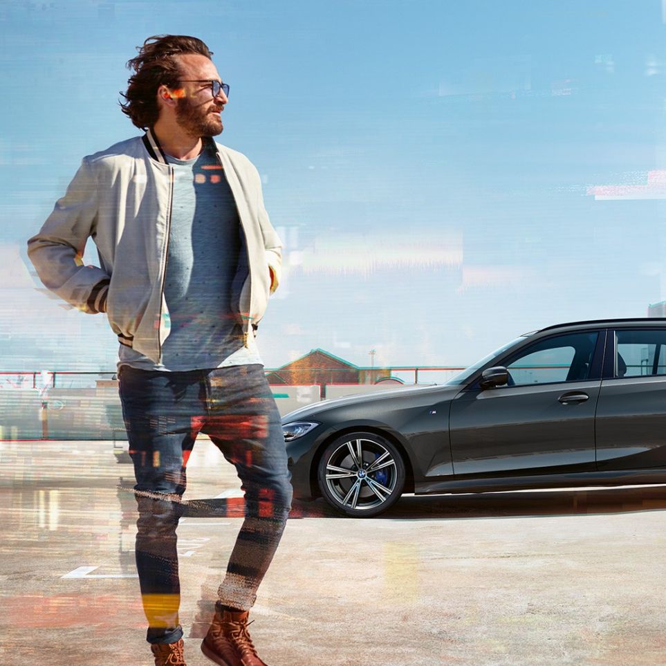 BMW 3-serie Touring, design sett fra siden BMW 3-serie Touring, sett fra siden på parkeringsplass med by i bakgrunnen