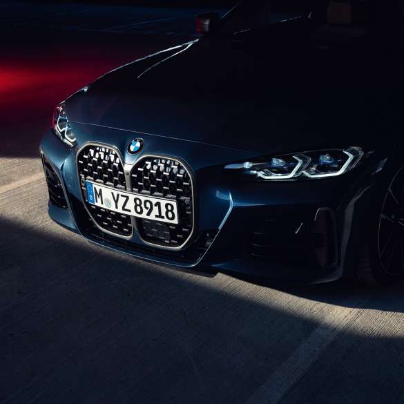 Sett forfra dobbel nyregrill BMW 4-serie Coupé G22 2020 BMW 4-serie Coupé G22 2020 Arctic Race blå metallic Sett forfra næropptak dobbelgrill
