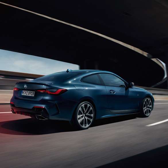 Sett skrått fra siden BMW 4-serie Coupé G22 2020 BMW 4-serie Coupé G22 2020 Arctic Race blå metallic Sett skrått fra siden kjørende