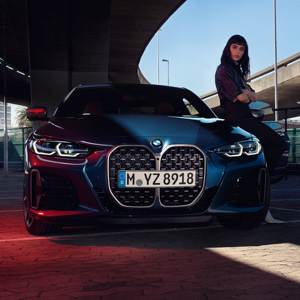 Sett forfra dobbel nyregrill hovedlykter BMW 4-serie Coupé G22 2020 BMW 4-serie Coupé G22 2020 Arctic Race blå metallic Sett forfra med dobbel nyregrill, hovedlykter og modell