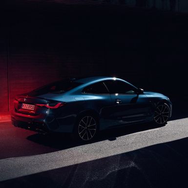 Sett skrått bakfra Skulderparti med Hofmeister-knekk BMW 4-serie Coupé G22 BMW 4-serie Coupé G22 2020 Arctic Race blå metallic Sett skrått bakfra Skulderparti med Hofmeister-knekk