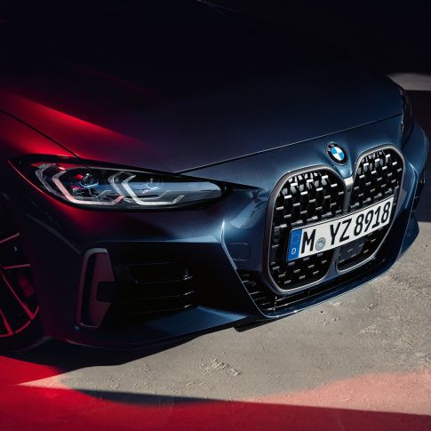 Sett skrått forfra BMW dobbel nyregrill BMW 4-serie Coupé G22 2020 BMW 4-serie Coupé G22 2020 Arctic Race blå metallic Sett skrått forfra BMW dobbel nyregrill