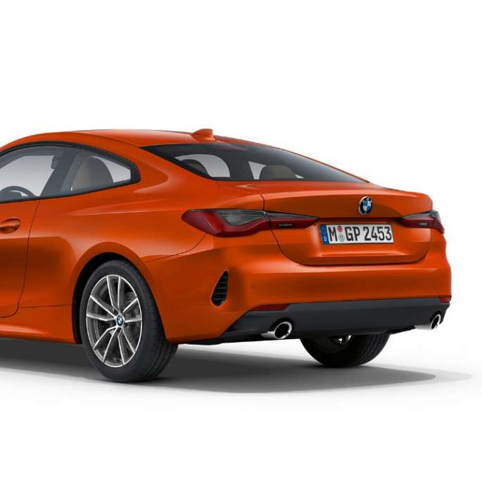 Sett skrått bakfra BMW 4-serie Coupé Standardversjon G22 2020 BMW 4-serie Coupé G22 2020 Standardversjon Sunset Orange metallic Sett skrått bakfra