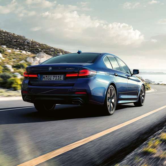 Kjøredynamikk BMW 5-serie Sedan G30 Kjøredynamikk BMW 5-serie Sedan G30 phytonicblå sett skrått bakfra kjørende