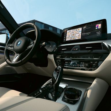 Interiør BMW 5-serie Sedan G30 Informasjonsdisplay og sportsratt i skinn BMW 5-serie Sedan G30 Facelift 2020 interiør