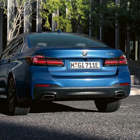 Hekkskjørt BMW 5-serie Sedan G30 Friform enderør BMW 5-serie Sedan G30 Facelift 2020 phytonicblå nærbilde hekk