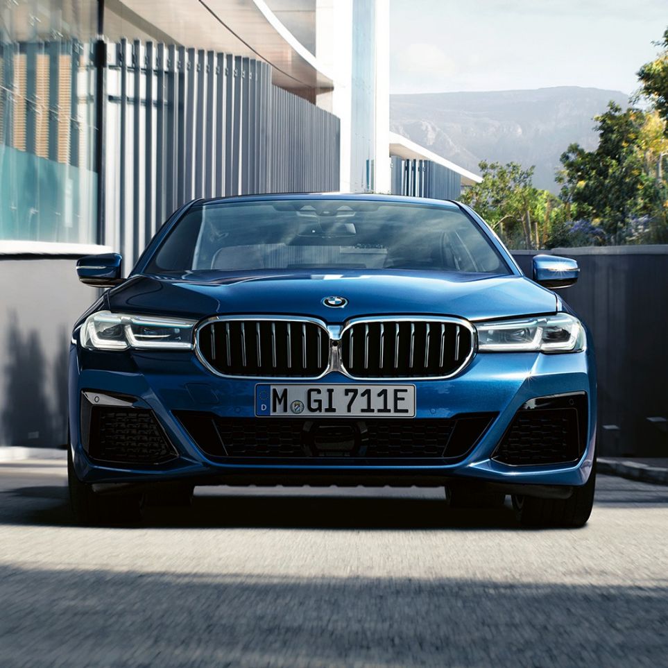 Dobbel nyregrill og frontskjørt BMW 5-serie Sedan G30 Dobbel nyregrill og frontskjørt BMW 5-serie Sedan G30 Facelift 2020 phytonicblå nærbilde front