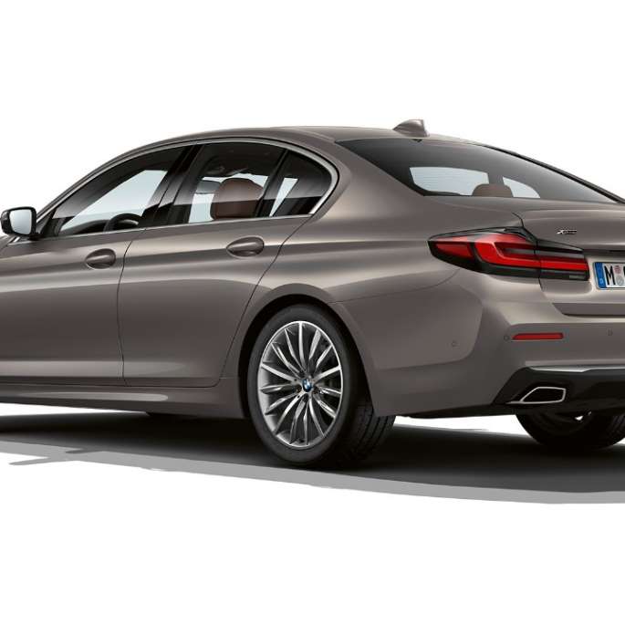 BMW 5-serie Sedan G30 Luxury Line hekk BMW 5-serie Sedan 520d xDrive G30 2020 Luxury Line i berninagrå sett skrått bakfra